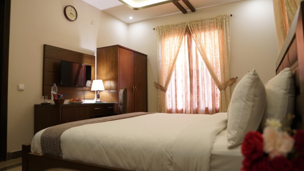 BUSINESS ROOM – KING BED