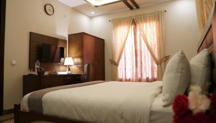 BUSINESS ROOM – KING BED